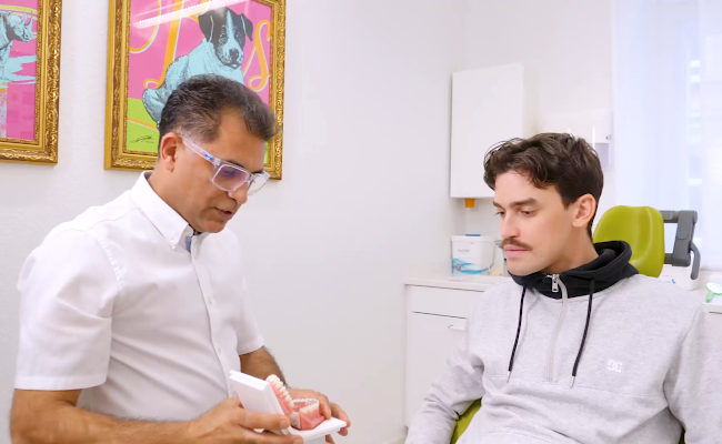 Dr Sohani berät ausführlich einen Patienten in seiner Praxis.