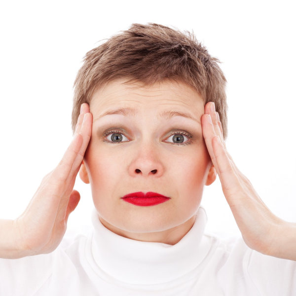 Fot Frau hält sich den Kopf wegen Kopfschmerzen