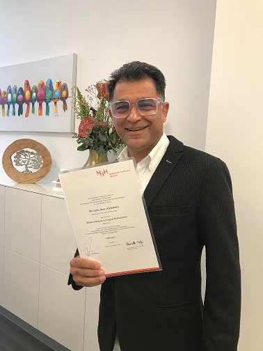 Dr. Sohani mit dem neuen Zertifikat Master of Science in Lingual Orthodontics, Uni. Hannover (MHH)