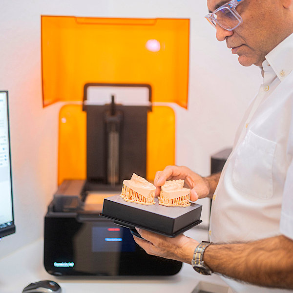 Dr. Sahoni mit einem Gebiss frisch aus dem 3D Drucker