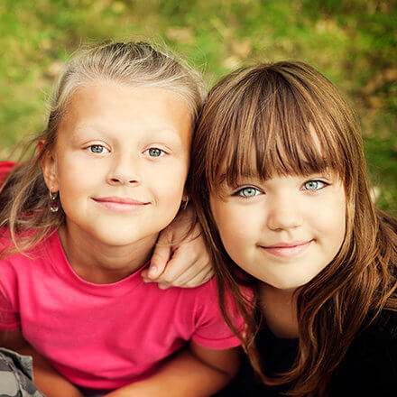 Zwei kleine glückliche Mädchen