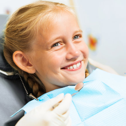 Kind im Behandlungsstuhl beim Zahnarzt