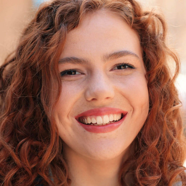 Eine junge Frau mit einem schönen Lachen mit gesunden Zähnen