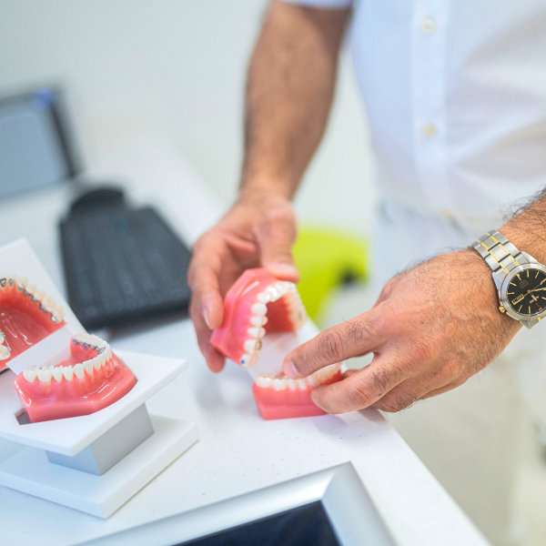 Gebissmodelle mit inline Zahnspangen gehandhabt von Dr. Sohani